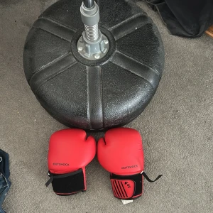 Boxnings Stativ 110-125cm hög under bollen - Sedan jag var liten har jag stått o boxat ut energi ilska glädje ur stativet, nu är jag klar vuxit ifrån de.. den kan höjas o sänkas mellan 110-125cm höjd räknat från under bollen man slår.. handskar ingår i köpet små i storleken. Inköpspris: 899:- 