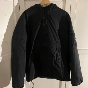 Svart vindjacka från Dickies, storlek L - Snygg svart Dickies jacka. Storlek M.  Nypris, 799kr.  Säljes för 429kr  Kan hämtas i Göteborg eller skickas. Köparen står för frakten.