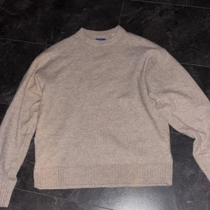 Crewneck sweatshirt - En stilren beige stickad tröja med rund halsringning och ribbade muddar vid ärmslut och nederkant. Perfekt för lager-på-lager och passar till allt. Köpte från zalando för nån månad sen men har ej kommit till så mycket andvänding. Inga defekter på varan🫡. Priset är inte fast i sten👌