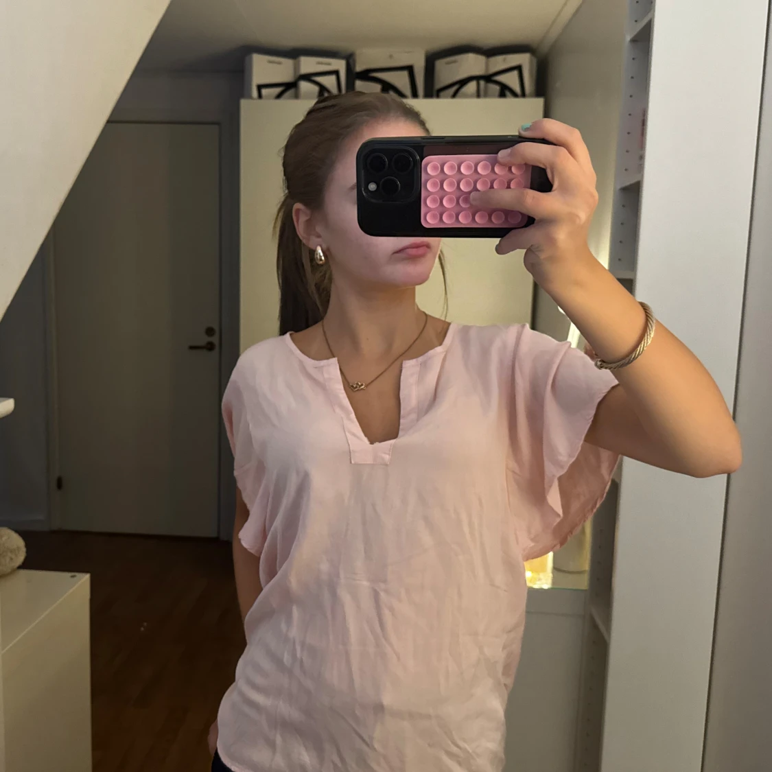 Ljusrosa blus med v-ringning - 2