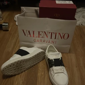 Valentino skor - Rätt så fräscha valentino skor skriv för mer info, kan gå ner i pris vid snabb affär