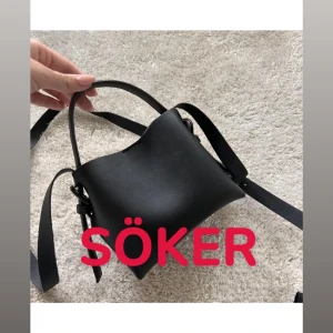 Svart väska mango - Hej, söker denna väska från mango. Om du har den, hör gärna av dig! Inte om du har liknande, bara denna!🥰💕