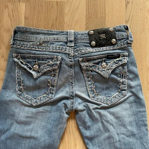 Low waist Miss Me jeans  - Snygga low waist ljusblå jeans från Miss Me med bootcut passform. Jeansen har snygga dekorativa bakfickor samt små slitningar och ett hål vid ena benet som ger en snygg och trendig  look. W25 använda några gånger men inga defekter eller tecken på användning. Pris kan diskuteras💞💞