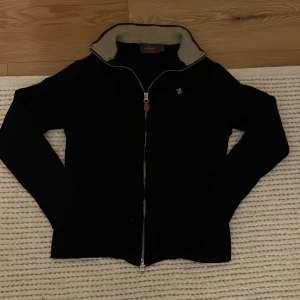 Morris Merinoull fullzip - bra skick, snygg marinblå fullzip av Morris. Tröjan har krymp otroligt mycke i tvätten drf står det S på loggan. skriv om du är intresserad 