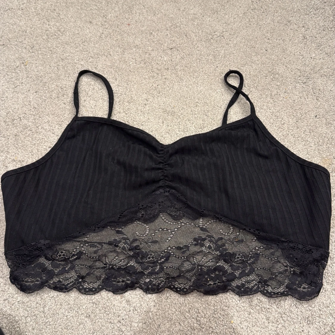 Svart croppad linnetopp med spets