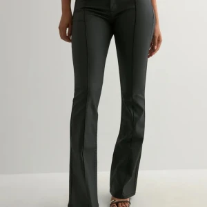 Svarta bootcut byxor  - Snygga svarta bootcut byxor från Nelly med låg midja och markerade sömmar. Materialet är jätte fint och känns lite som skinn. Jag har använt de en del men de är i jätte fint skick. Köpt för 700kr