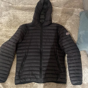 Colmar jacka - Säljer denna snygga colmar jackan, perfekt nu när det börjar bli lite kallare. Inga skador på jackan, använd ett par gånger. Hör gärna av dig om du är intresserad 😁