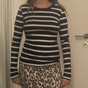 Svartvit randig långärmad tröja - Säljer en svartvit randig långärmad tröja med rund hals. Tröjan har en slim passform och är perfekt för dig som gillar en enkel men stilren look. Passar till jeans eller kjol och är superenkel att matcha med andra plagg.