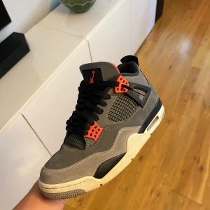 Jordan 4 infrared - Jordan 4 infrared i storlek 42.5. Använda men inget fel med de. Kommer med box 