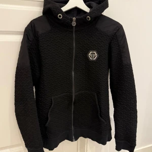 Philipp Plein Kofta  - Unik philipp plein kofta/hoodie med zip. I färgen svart med mönster och metall detaljer. 