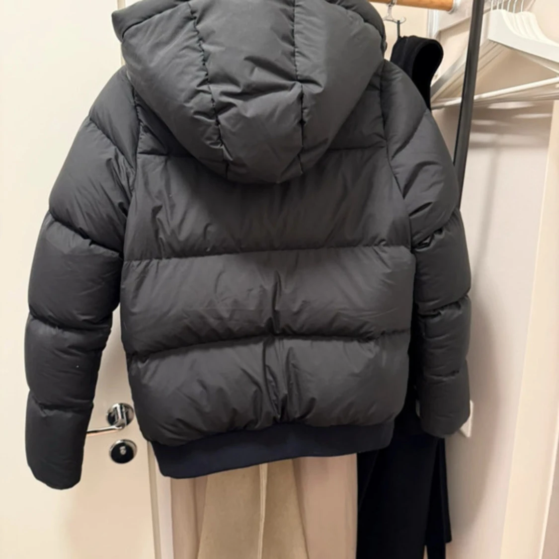 Svart pufferjacka Peak Performance - 4