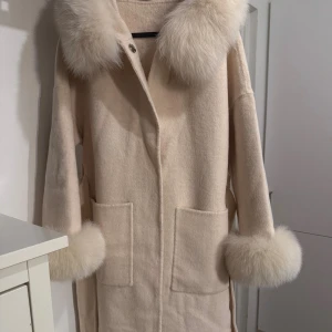 Kappa med fuskpälsdetaljer - Helt ny