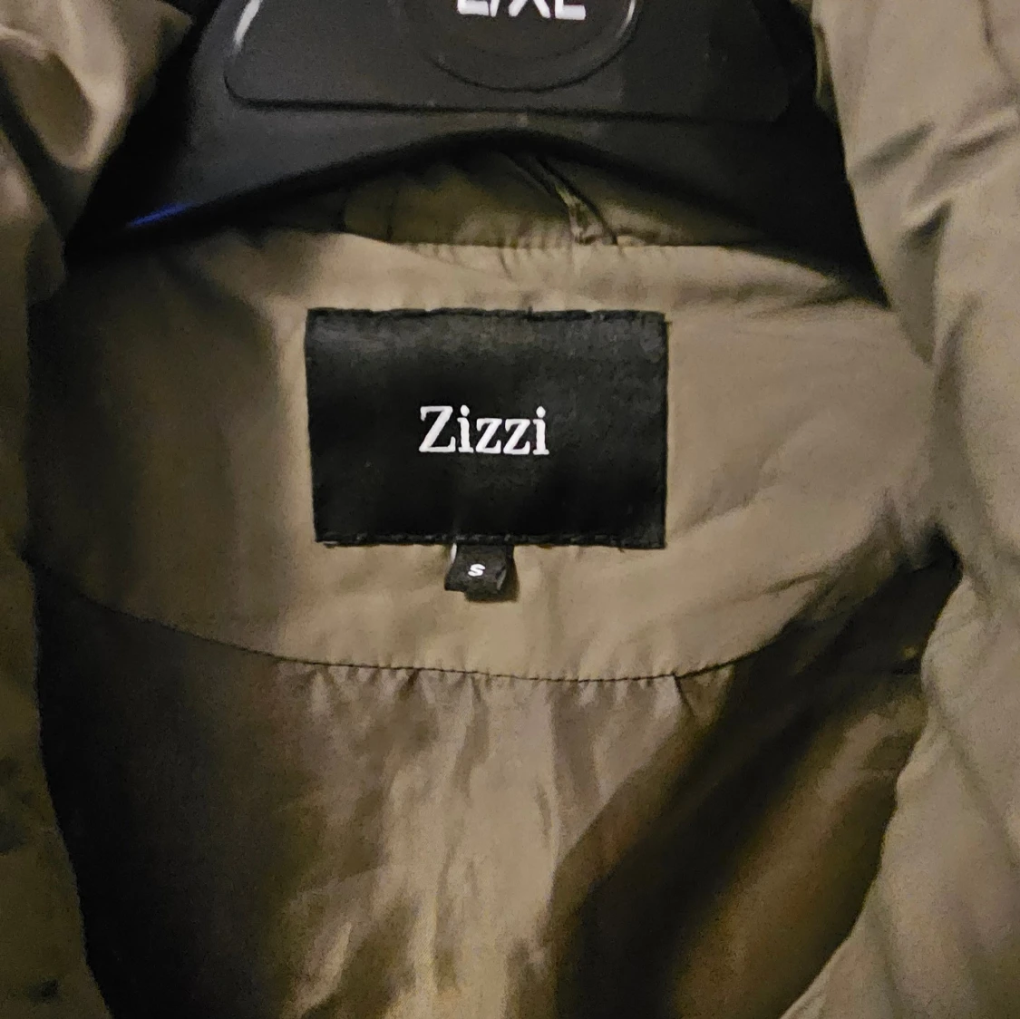 Olivgrön pufferjacka från Zizzi - 2