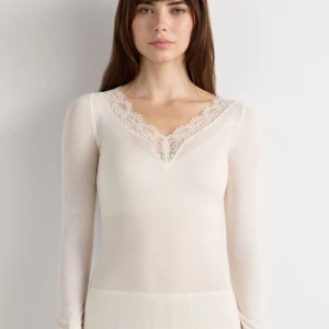 Vit långärmad spetstopp från Intimissimi  - Snygg krämvit tröja från initimissimi, inte jätte använd men har ett litet hål på vänstra armen som knapps syns. Köpt för 559kr på Zalando🩷