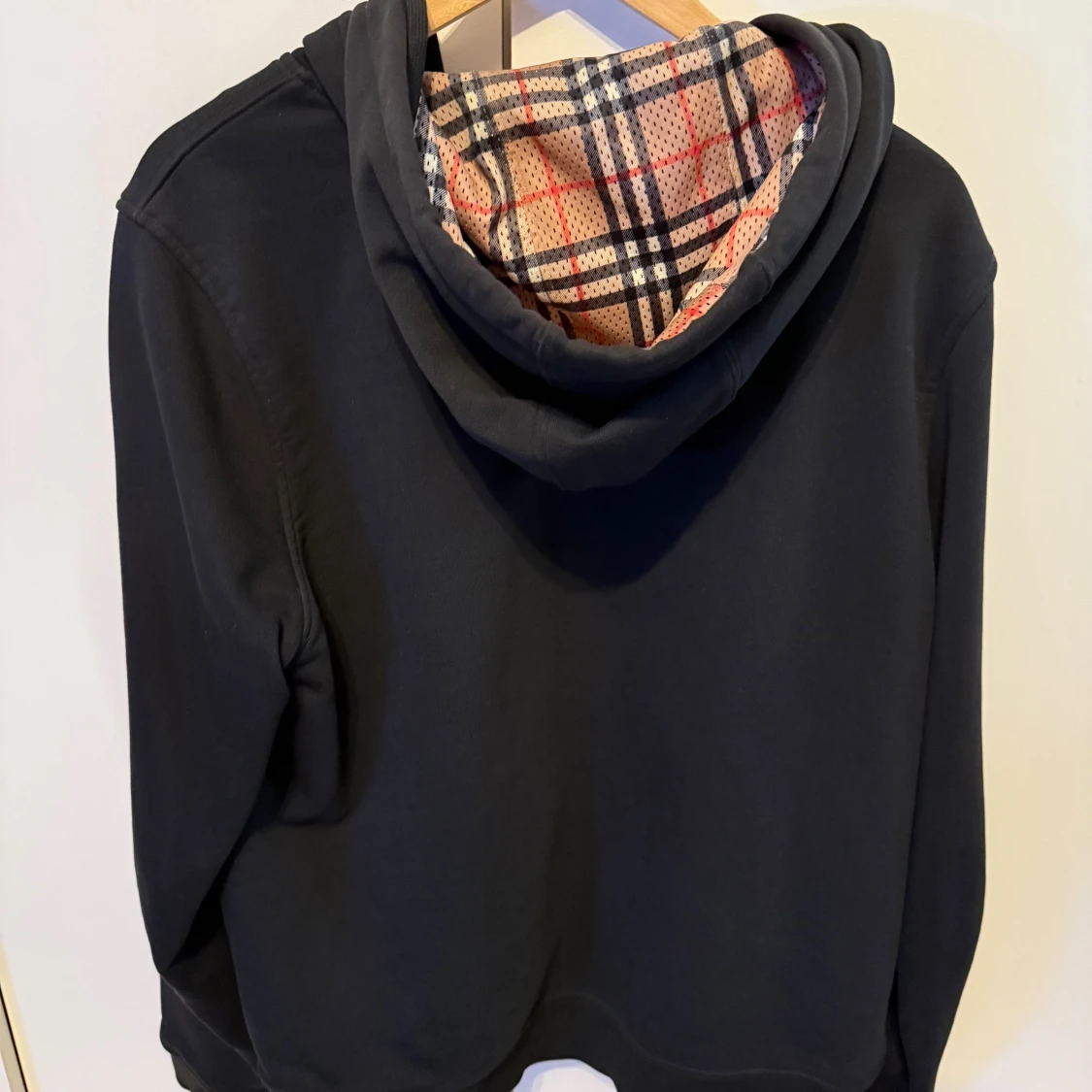 Svart Burberry hoodie med rutig insida - 3