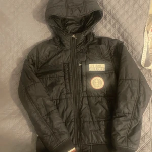 Vintage hysteric glamour jacka - Riktigt snygg hysteric glamour jacka Den är storlek m men passar storlek s Jackan är för liten för mig så tyvärr behöver jag sälja den. Vid frågor så är de bara att skriva! Axel bredd 43cm Längd 64cm Armlängd ca 62