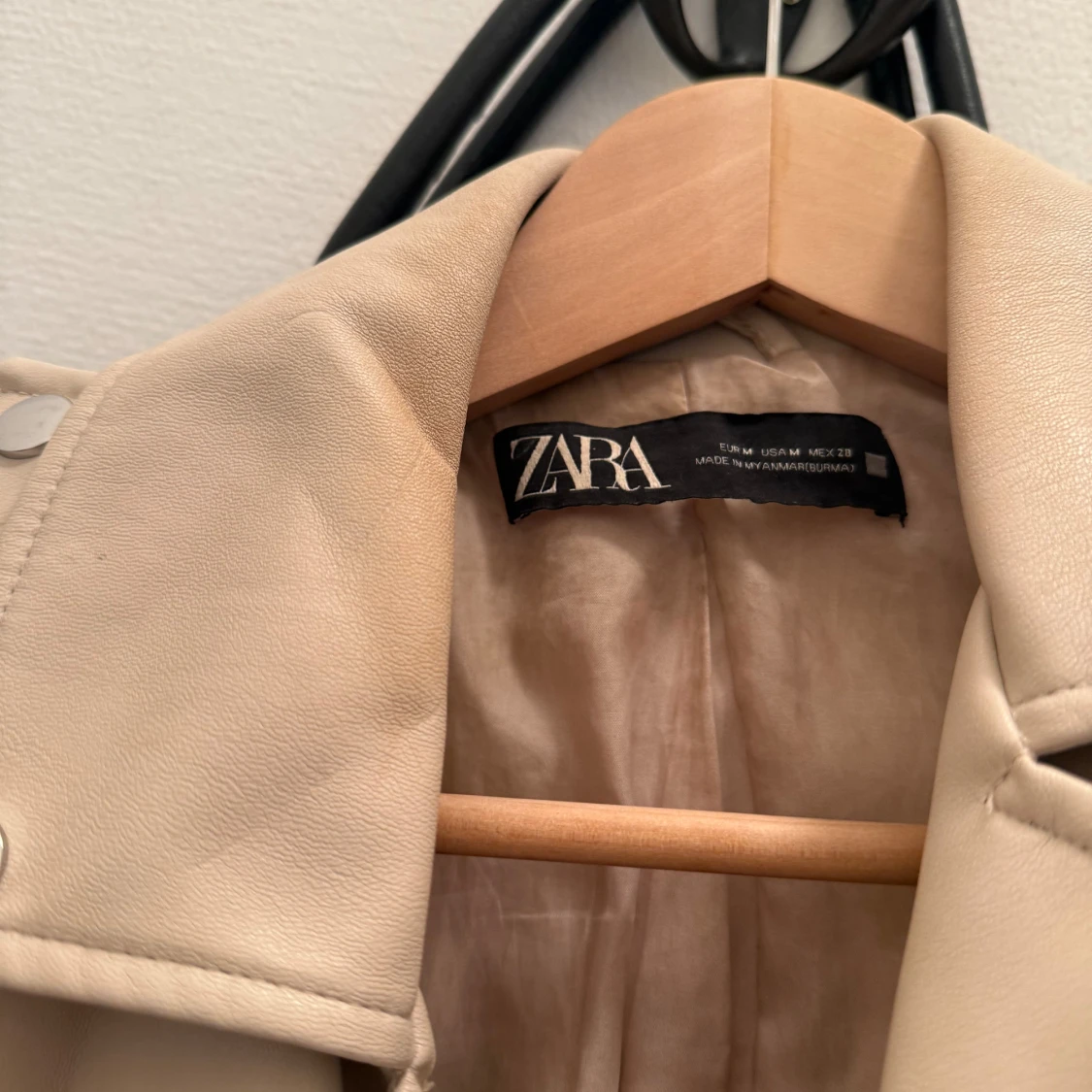 Beige skinnjacka från Zara med bälte - 1