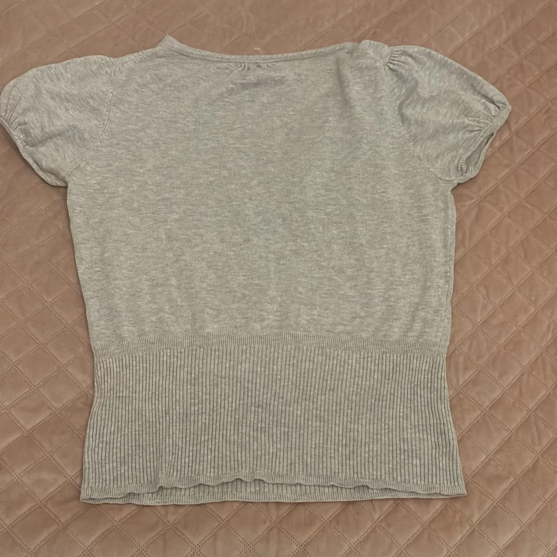 En söt grå  ribbad kortärmad topp med knappar - 1