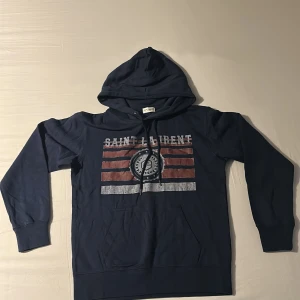 Saint Laurent Hoodie - | Säljer min saint laurent hoodie eftersom den är för liten| Den är i str S |inga defekter | Jag är 183cm och Väger 72Kg | Kom med prisförslag!!! |