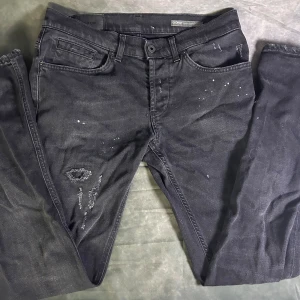 Dondup George slim fit jeans med slitningar  - Mycket fint skick | Size 33 passar 31/32  | fraktar spårbart inom 24 timmar |  för att köpa klicka ” köp nu” | vid frågor skriv ett meddelande |