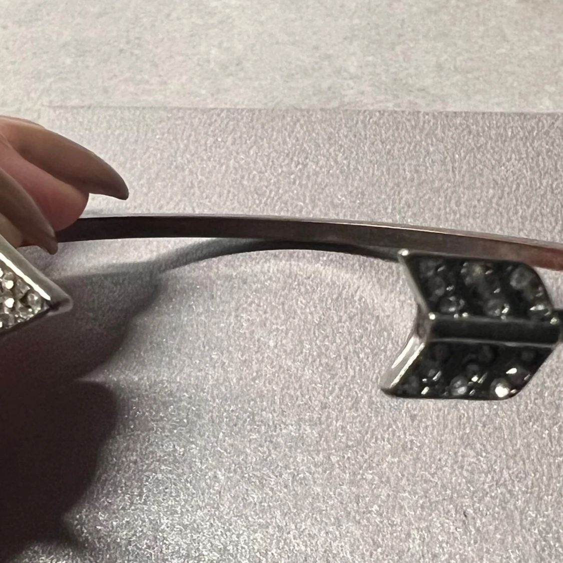 Silvrigt armband från Guess med glittriga detaljer - 1