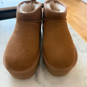 UGG ultra mini platform  - Säljer ett par helt oanvända UGG ultra mini platforms i färgen chestnut. Original skokartong finns tyvärr inte men aldrig använda. Original pris 2199:-