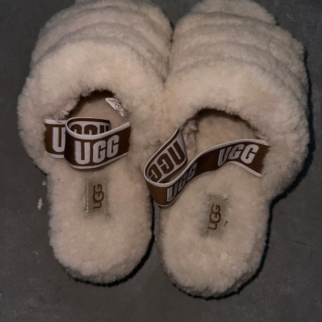 Beiga fluffiga sandaler från UGG - 1
