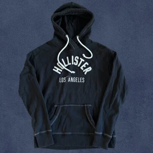 Hollister Hoodie - Snygg hoodie från Hollister. Bra skick, storlek S. Längd: 61, Bredd: 45, Armlängd: 55. Skriv vid funderingar!