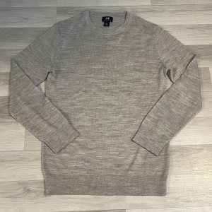 H&M tröja - Snygg ull blandad tröja från H&M tunn och skön med en utmärkt passform.
