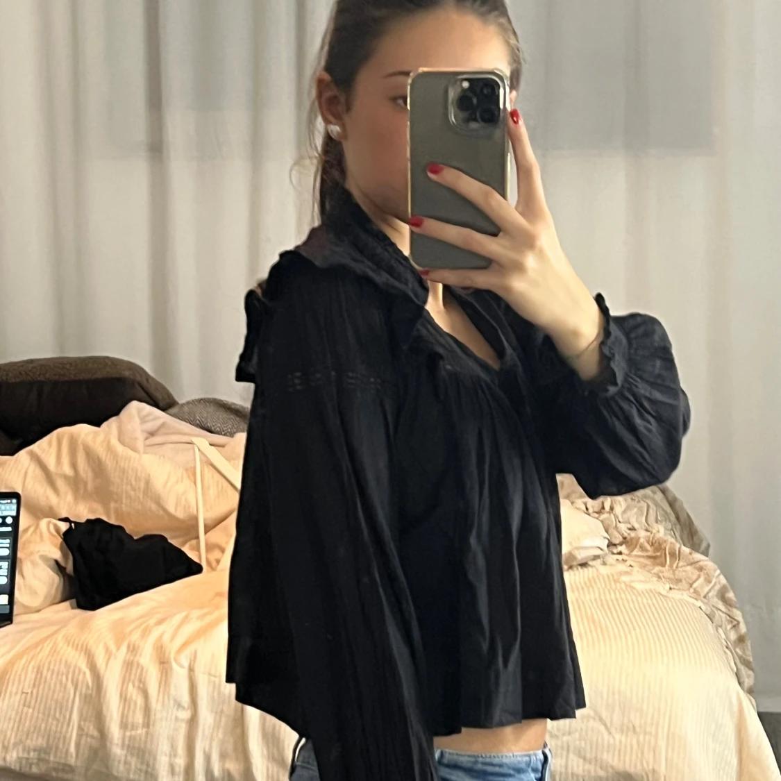 Svart blus med volang och v-ringning - 1