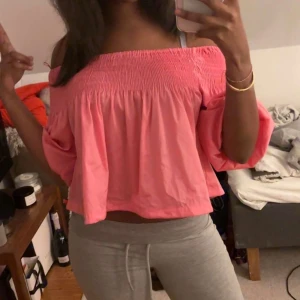 Zara topp - Jätte söt rosa topp! Använd två gånger så jätte bra skick!❤️❤️(säljer en likadan i vit också)