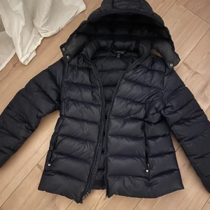  Polo Ralph Lauren dunjacka -  Säljer en marinblå dunjacka från polo Ralph Lauren.💕