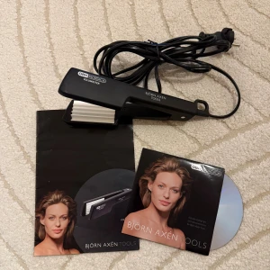 OBH Nordica Björn Axén Tools Volumaster - OBH Nordica Björn Axén Tools Volumaster volymtång för håret. Ger extra volym vid rötterna. Kommer med original manual. Plattorna och sladden är i fint skick, inga synliga defekter eller större slitage. Perfekt för att skapa fylligare frisyrer.