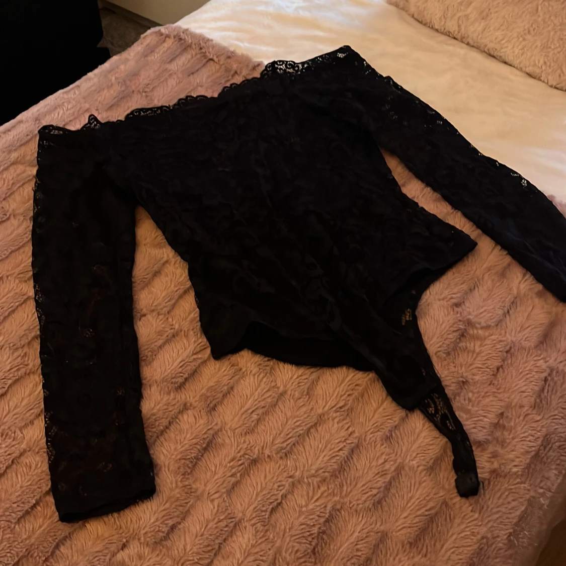 Svart spetsig offshoulder bodysuit