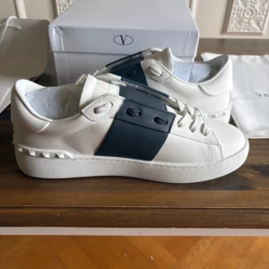 Valentino Garavani Open sneakers vit/blå - Snygga Valentino Garavani Open i storlek 43 perfekt nu till hösten 