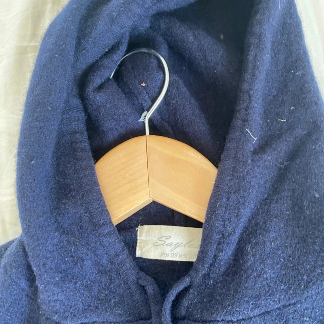 Mörkblå hoodie i merinoull från Say Less - 90