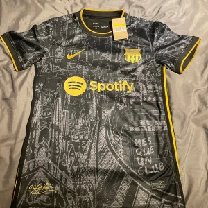 FC Barcelona - Special Edition - En special edition fotbollströja från FC Barcelona. Storlek S.