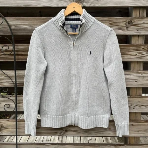 Ralph Lauren Fullzip - Snygg och populär Fullzip från Ralph Lauren. Storlek L (14-16) skulle säga den passar mer som en XS/XXS, lutar åt en XS dock. Fint skick. Om du vill köpa så kan jag fixa gratis frakt. Hör gärna av er vid funderingar🙌🏻