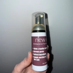 New Me antibakteriell fransrengöring - Antibakteriell skumrengöring för ögonfransar från New Me. Innehåller naturliga ingredienser och ger näring till fransarna. Volym: 60 ml. Använd några gånger men säljer den då jag har slutat gå och göra fransförlängning.