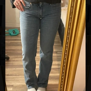 Ljusblå raka jeans - Säljer ett par ljusblåa jeans med raka ben från Nelly. Jeansen har normal midja och är super sköna. Använda fåtal gånger!