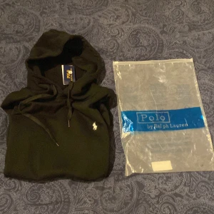Ralph Lauren Hoodie - Snygg helt ny hoodie från Ralph lauren i storlek S, sitter mer som en XS, säljer då den inte passar och kan inte användas. Postar inom 24h efter köp och kan gå ner i pris vid snabb affär. Riktigt stilig hoodie för guldkant i vardagen!