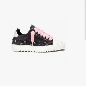 NUMERIS FRÅN UK , Svarta sneakers med rosa och vita snören - Unika sneakers med svart, distressed tyg och kontrasterande rosa och vita snören. Snygga detaljer med rosa sömmar och vit tå samt sula. Platt sula med räfflad kant ger cool vibe. Perfekt för dig som vill sticka ut med din stil.väldigt svårt att få tag på, unika och inte så många kvar köpte för 2200kr säljer för 900kr