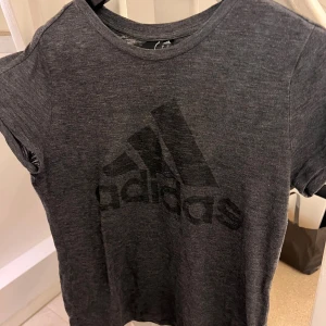 Adidas T-shirt  - Bra skick 