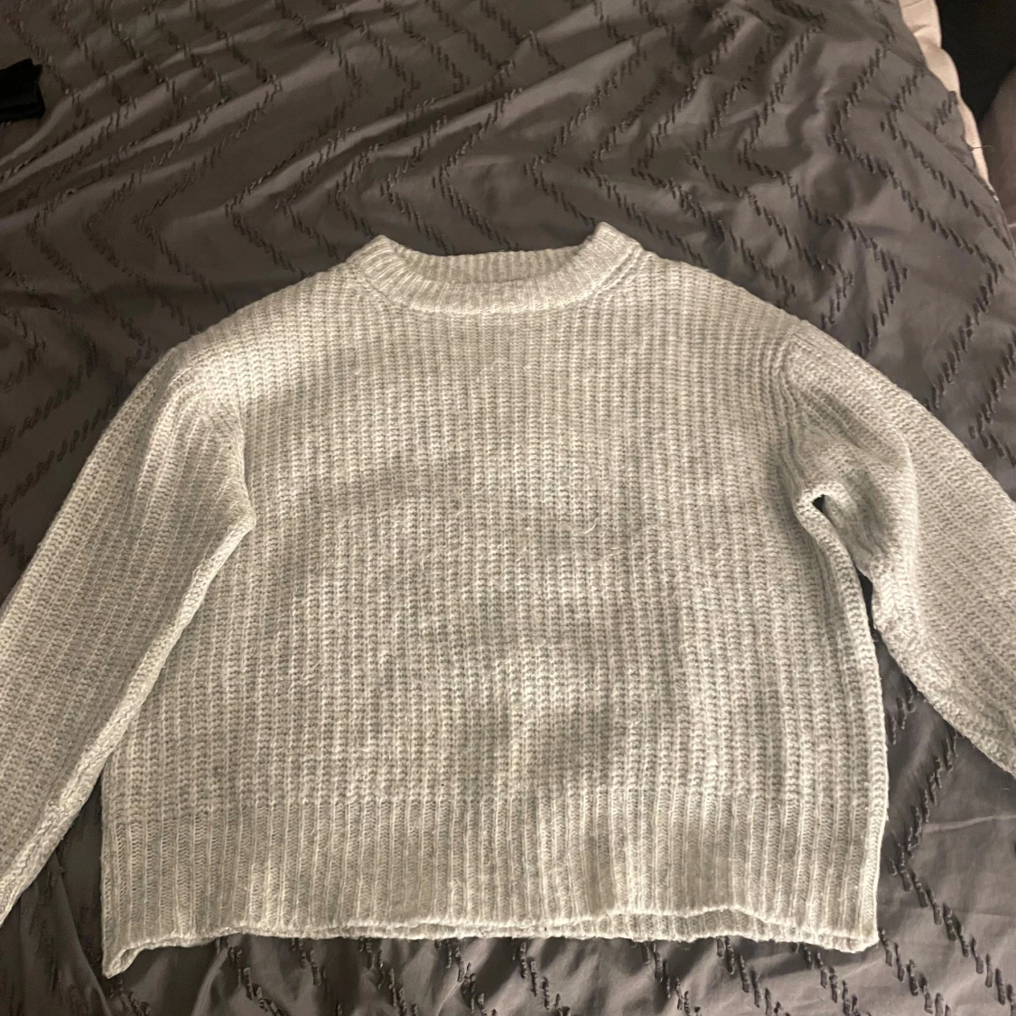 Ljusgrå stickad tröja med struktur