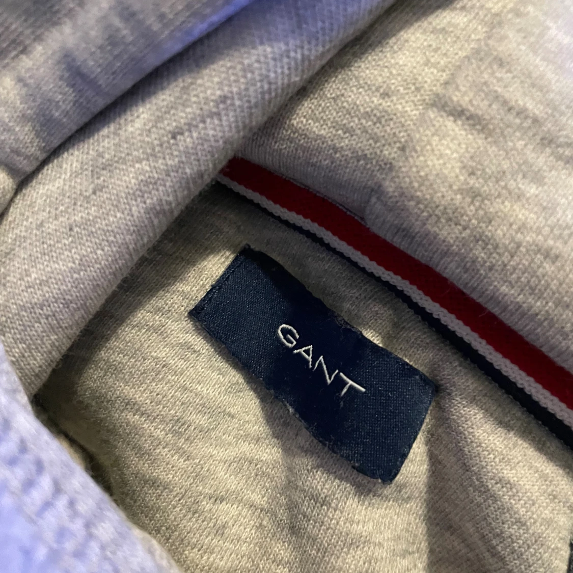 Grå hoodie från GANT med brodyr - 1