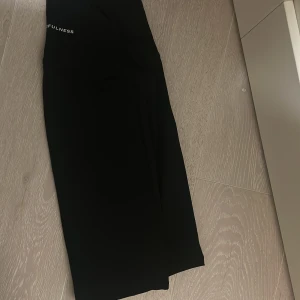 Svarta leggings från DOM - Svarta tränings byxor från dom använda en gång st M