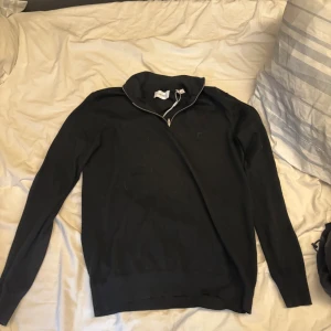 Svart half zip tröja Les Deux XS - ) Svart långärmad tröja från Les Deux i storlek XS. Tröjan har en stilren half zip-dragkedja vid kragen och diskret broderad logga på bröstet. Tillverkad i mjukt bomullsmaterial, (Pris kan diskuteras vid snabb affär) 