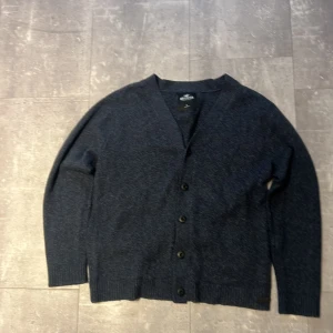 Blå/Svart kofta från holismen - Köpte denna precis men den va lite för stor. S men passar även M och den var lite stor på mig som är 180 60kg. Går ner i pris så fort nån budar typ