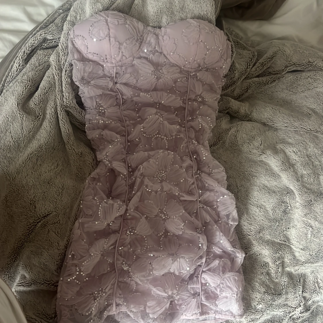 Ljuslila blommig paljettklänning Elly Bazar - 1