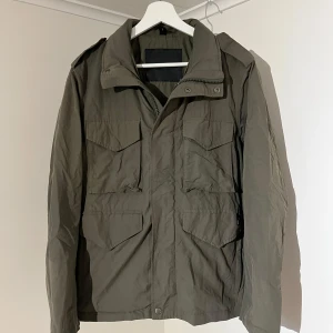 Peak Performance Fieldjacka grön - Säljer denna sjukt snygga Fieldjackan från Peak Performance⭐️ Färgen är mörkgrön och storleken är S✅ Jackan har inga defekter och skicket är utomordentligt🙌🤝 Sjukt najs passform och passar perfekt till våren🙌 Tveka inte på att höra av er dig vid minsta fråga eller fundering😊